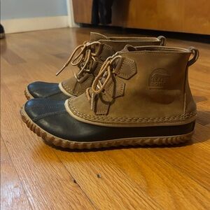 Sorel Tan and Black Lace-Up Boots VGUC 8